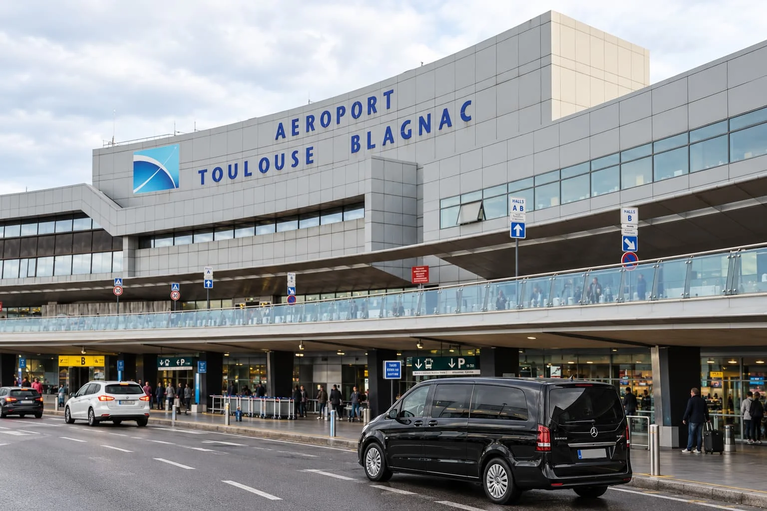 Van Mercedes noir devant l’aéroport Toulouse-Blagnac.