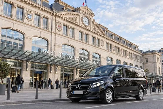 Van Mercedes noir devant la gare de Toulouse-Matabiau.